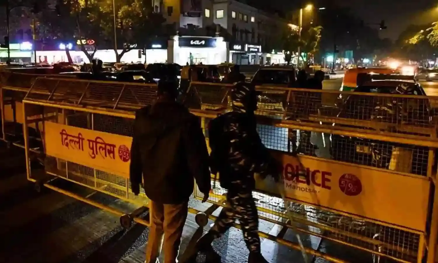 राजधानी दिल्ली सरेआम चली गोली, तमाशबीन बने लोग, आरोपी अभी भी फरार