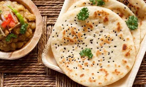 इस वीकेंड घर बैठे बनाए कुल्चे की सरल रेसिपी, बिना ओवन के बनकर होगी झटपट तैयार इस वीकेंड घर बैठे बनाए कुल्चे की सरल रेसिपी, बिना ओवन के बनकर होगी झटपट तैयार