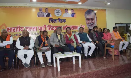 मिशन 2024 के लिए प्रहलाद का मंत्र... संपर्क और संवाद के जरिए कमजोर बूथों पर पैठ बनाएं