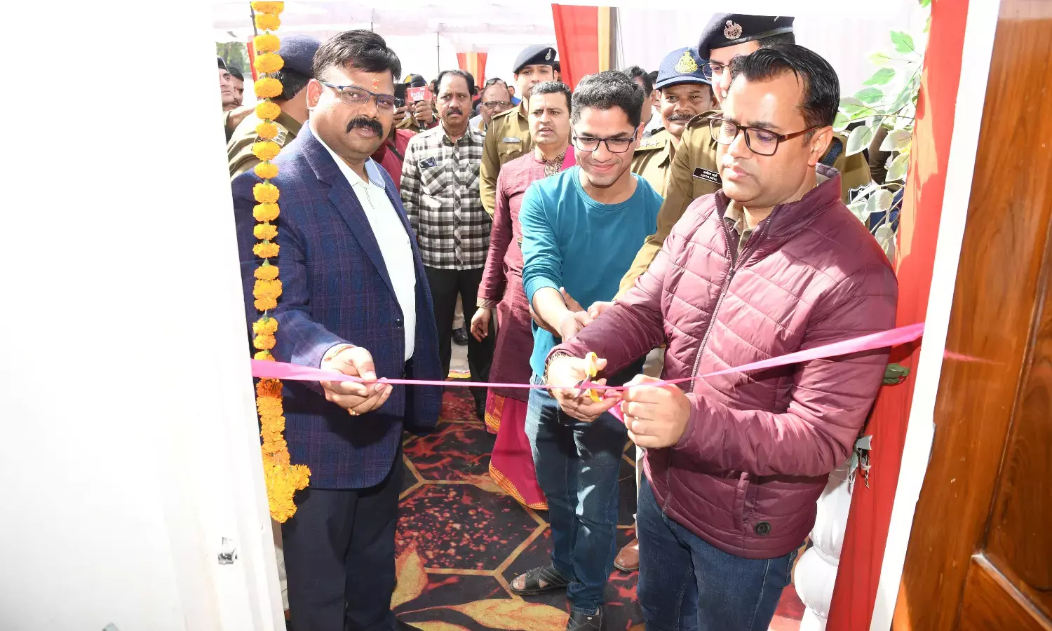 गोरखपुर थाने में मिलेगा जरूरतमंदों को जरूरत का सामान, नेकी की दीवार का शुभारंभ