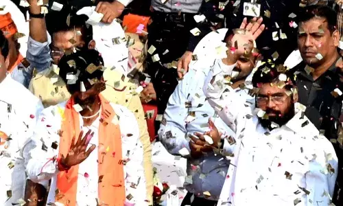 मराठा आरक्षण को लेकर मान गई सरकार, अपने घर लौटे मराठा, अबीर-गुलाल से मनी होली मराठा आरक्षण को लेकर मान गई सरकार, अपने घर लौटे मराठा, अबीर-गुलाल से मनी होली