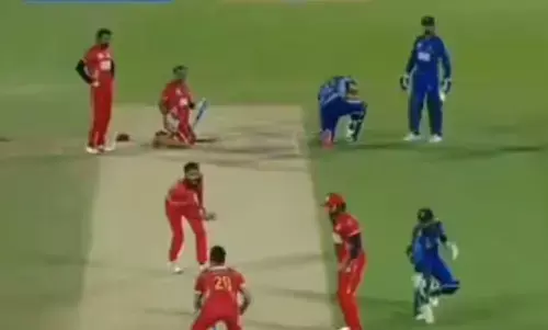 एक ही छोर पर नजर आए तीन बल्लेबाज, क्रिकेट के मैदान पर दिखा अजीबो-गरीब नजारा एक ही छोर पर नजर आए तीन बल्लेबाज, क्रिकेट के मैदान पर दिखा अजीबो-गरीब नजारा