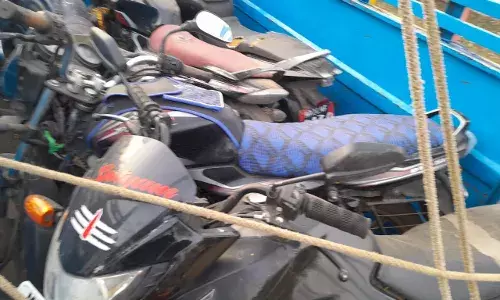 किसानों को उधारी में खाद-बीज देकर बदले में रखी बाइक