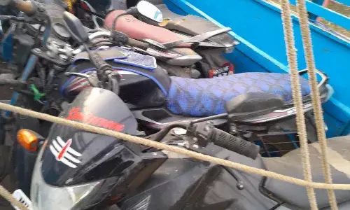 किसानों को उधारी में खाद-बीज देकर बदले में रखी बाइक, पुलिस ने दुकानदार से ११ बाइक जब्त की