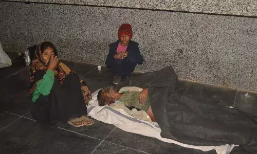 पति की मौत के बाद १७ घंटे तक शव के पास बिलखती रही पत्नी और मासूम बेटा पति की मौत के बाद १७ घंटे तक शव के पास बिलखती रही पत्नी और मासूम बेटा