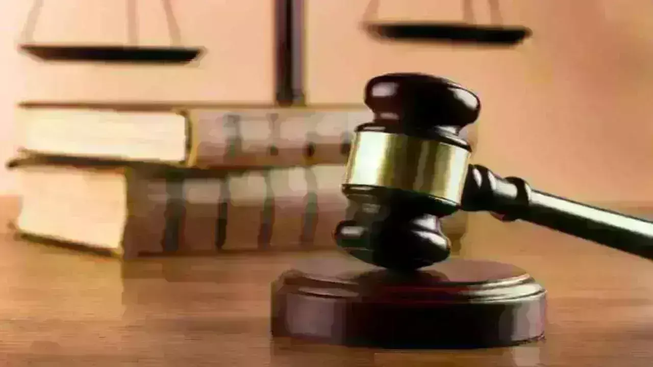 मुआवजे का इंतजार, कोर्ट के आदेश पर कार्रवाई न होते देख जब्ती करने पहुंचा लाचार