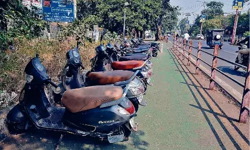 एनएमटी पर हो रही अवैध पार्किंग, कई जगह कब्जे, निकलना मुश्किल