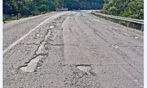 चूल्हा गोलाई की ढलान पर हाईवे पर सड़क ने दम तोड़ा