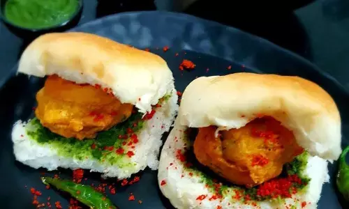 इस आसान रेसिपी से घर पर बनाएं मुंबई स्पेशल स्ट्रीट फूड वडा पाव