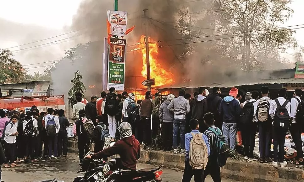 कारंजा के मार्केट की चार दुकानों में लगी भीषण आग, लाखों के सामान का नुकसान कारंजा के मार्केट की चार दुकानों में लगी भीषण आग, लाखों के सामान का नुकसान