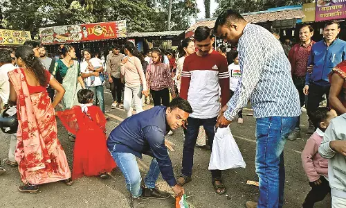 स्वयंसेवी संस्थानों का उपक्रम  रास्तों पर पड़े तिरंगे को सम्मान पूर्वक उठाया