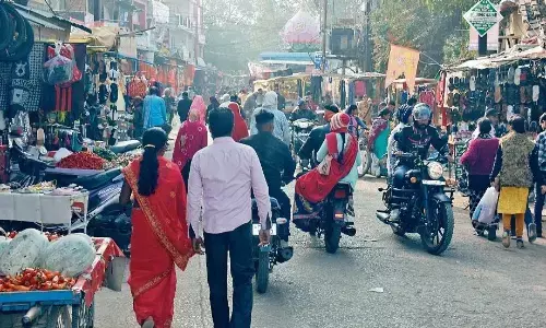 60 फीट के गढ़ा बाजार मार्ग पर निकलने की जगह 10-15 फीट