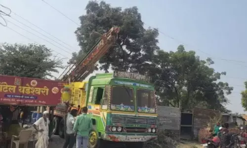 बोरवेल वाहन का बिजली के तार से संपर्क होने से दो मजदूरों की मौत,  दो गंभीर बोरवेल वाहन का बिजली के तार से संपर्क होने से दो मजदूरों की मौत,  दो गंभीर