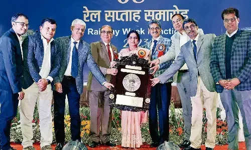 68वें विशिष्ट रेल सेवा पुरस्कार में पमरे जीएम ने सौंपी ओवरऑल एफिशिएंसी शील्ड