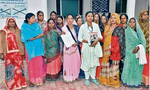 नाक छेदन को रूढ़ीवादी प्रथा बताते हुए महिलाओं को पीटा