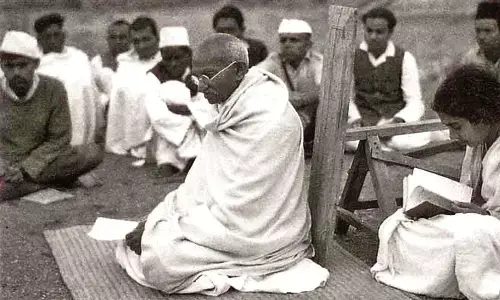 गांधीजी के राम - मानवसेवा को माना ईश्वर की सेवा, दोनों समय गूंजती है प्रार्थना