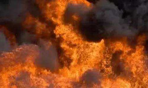 लोणार में वर्धमान गोरक्षण के चारा गोदाम में लगी आग, लाखों के नुक्सान का अंदेशा