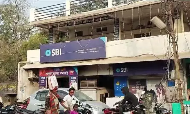 स्टेट बैंक की अमानगंज शाखा में समस्याओ का सामना करे रहे उपभोक्ता
