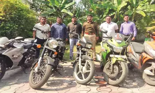 वाहन चोरों को पुलिस ने किया गिरफ्तार, आरोपियों से पांच दोपहिया सहित माल बरामद