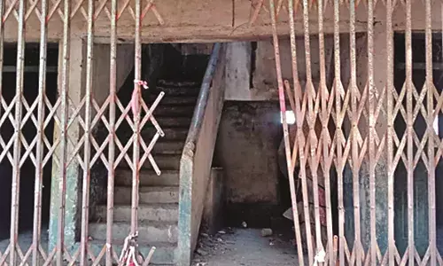 एक समय का नामी गरोबा प्राथमिक स्कूल बंद होने के बाद से बन गया शराबियाें का अड्डा एक समय का नामी गरोबा प्राथमिक स्कूल बंद होने के बाद से बन गया शराबियाें का अड्डा