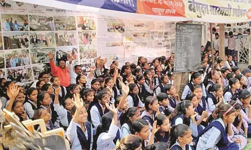 मेल ट्रेनों के स्टॉपेज की मांग को लेकर, चौथे दिन भी जारी ग्रामीणों का अनशन
