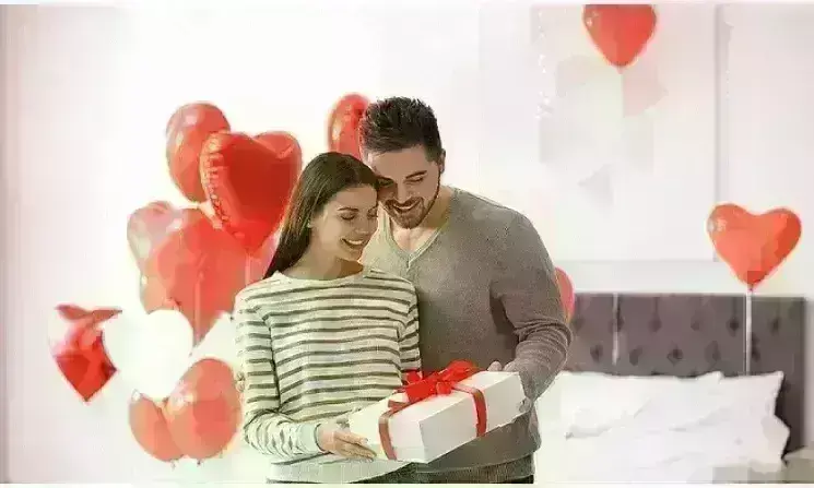 वेलेंटाइन डे पर अपनी प्रेमिका से करें प्यार का इजहार, इन खूबसूरत गिफ्ट के साथ