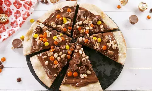 पार्टनर को फील कराना चाहते हैं स्पेशल, तो वेलेंटाइन डे पर बनाएं स्पेशल चॉकलेट पिज्जा