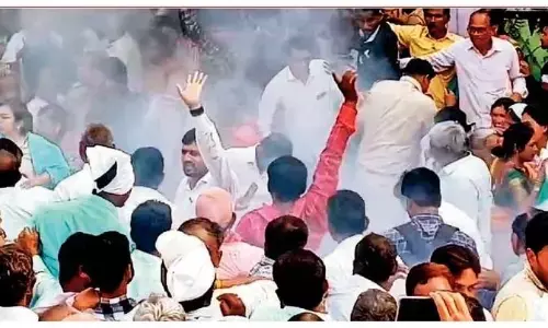 सांसद जलील संग निवेशकों ने तोड़े बैरिकेट्स, हुई धक्कामुक्की, छोड़ी आंसू गैस, 4 बेहोश