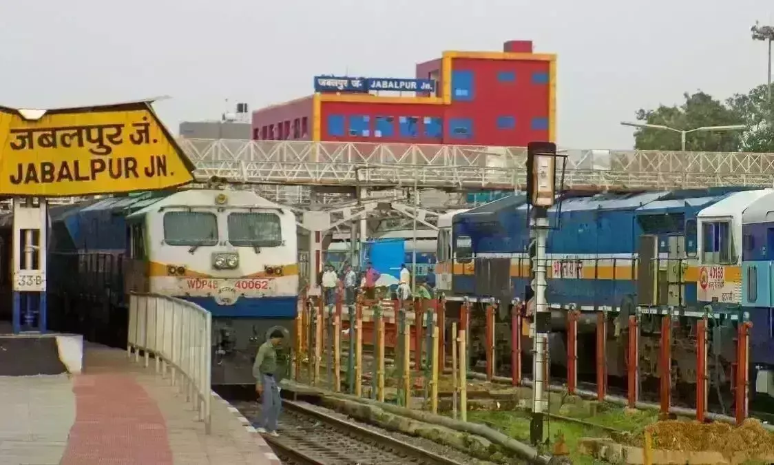 बल्देवबाग से दमोहनाका तक फ्लाईओवर के किनारे कवर्ड ड्रेनेज में छोड़ दी पेयजल लाइन बल्देवबाग से दमोहनाका तक फ्लाईओवर के किनारे कवर्ड ड्रेनेज में छोड़ दी पेयजल लाइन