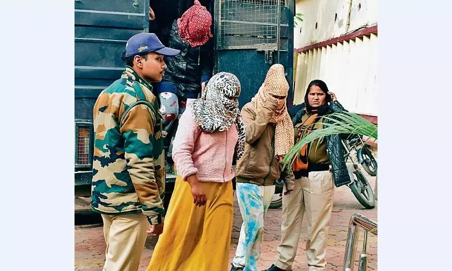 अपार्टमेंट में चल रहा था देह व्यापार का अड्डा