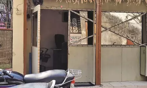 10 करोड़ की जमीन 25 करोड़ में खरीदी, उस पर बैंक से 50 करोड़ का लोन लिया, फिर नीलामी में 6.90 करोड़ में ले ली