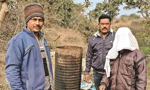 ढाई लाख की कच्ची शराब जब्त, पुलिस ने छापा मारकर दो आरोपियों को किया गिरफ्तार