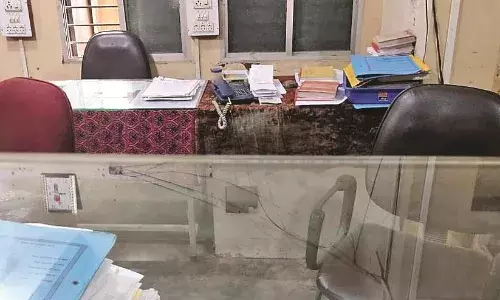 अधिकारी मराठा आरक्षण के सर्वे में व्यस्त और नगर परिषद का कामकाज हुआ ठप अधिकारी मराठा आरक्षण के सर्वे में व्यस्त और नगर परिषद का कामकाज हुआ ठप