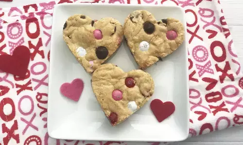 वेलेंनटाइन डे पर बनाएं स्पेशल हार्ट शेप कुकीज, इस आसान रेसिपी से