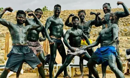 बड़े मियां छोटे मियां की शूटिंग हुई खत्म, अक्षय और टाइगर ने अनोखे अंदाज में किया सेलिब्रेट बड़े मियां छोटे मियां की शूटिंग हुई खत्म, अक्षय और टाइगर ने अनोखे अंदाज में किया सेलिब्रेट