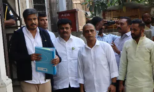 ईडी पूछताछ से पहले रोहित पवार को आशीर्वाद देने पहुंची दादी प्रतिभा पवार