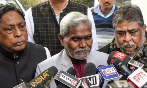 शुरू हुई रिजॉट पॉलिटिक्स! क्या हेमंत सोरेन की गिरफ्तार के बाद सरकार नहीं बना पाएंगे चंपई सोरेन? शुरू हुई रिजॉट पॉलिटिक्स! क्या हेमंत सोरेन की गिरफ्तार के बाद सरकार नहीं बना पाएंगे चंपई सोरेन?