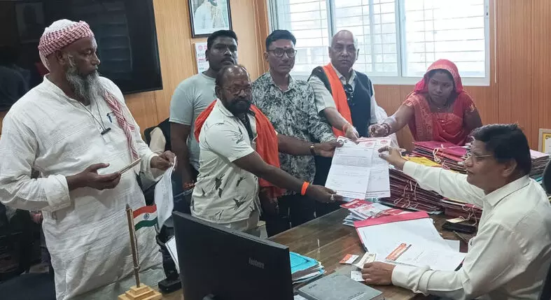 अमरावती में ठेका पद्धति पर काम करने वाली सैकड़ों महिला कामगारों को काम से हटाया अमरावती में ठेका पद्धति पर काम करने वाली सैकड़ों महिला कामगारों को काम से हटाया