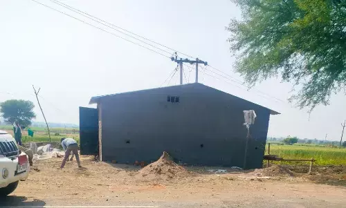 ऊपर मकान, नीचे से गुजरी नहर, पानी भी चल रहा, हर क्रॉस करने सिरस-सिंगोड़ी में प्रधानमंत्री सडक़ पर बनाए ब्रिज में खड़ा कर दिया मकान ऊपर मकान, नीचे से गुजरी नहर, पानी भी चल रहा, हर क्रॉस करने सिरस-सिंगोड़ी में प्रधानमंत्री सडक़ पर बनाए ब्रिज में खड़ा कर दिया मकान