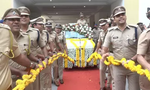 विदाई पर भावुक हुए अमितेश कुमार, पुलिस जिप्सी को फूलों से सजाकर बनाया रथ