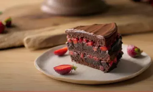 वैलेंटाइन डे पर बनाएं बेहद खूबसूरत और टेस्टी चॉकलेट स्ट्रॉबेरी केक, यहां जानिए पूरी रेसिपी वैलेंटाइन डे पर बनाएं बेहद खूबसूरत और टेस्टी चॉकलेट स्ट्रॉबेरी केक, यहां जानिए पूरी रेसिपी
