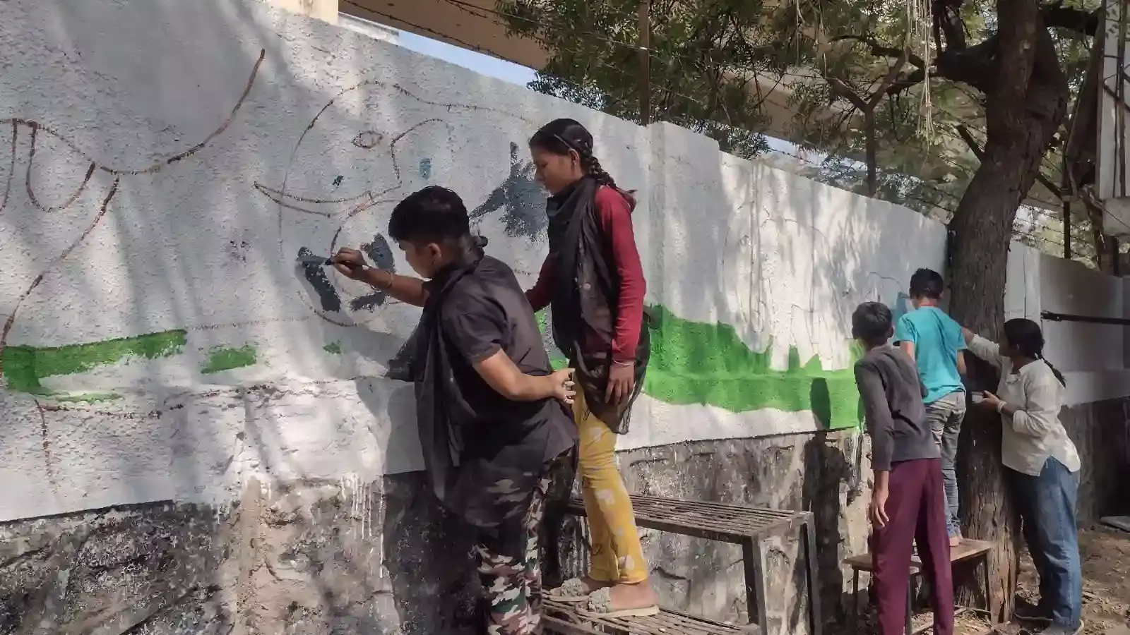 दिव्यांग बच्चों ने वॉल पेंटिंग बनाकर स्कूल को चमकाया, दी ज्ञानवर्धक जानकारी