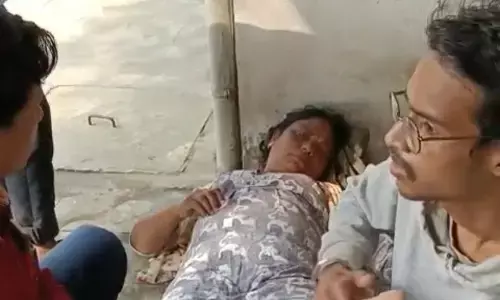 रोड एक्सीडेंट  ,  दोपहिया की टक्कर से महिला सर्वेक्षक बेहोश , मोबाइल भी टूटा रोड एक्सीडेंट  ,  दोपहिया की टक्कर से महिला सर्वेक्षक बेहोश , मोबाइल भी टूटा