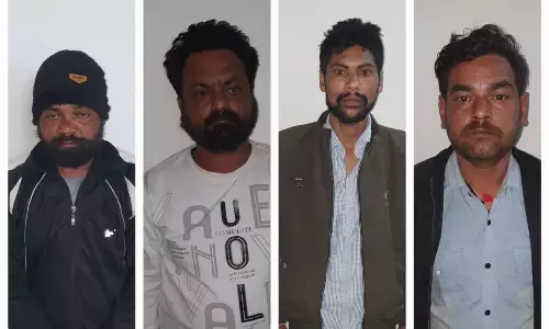 कार में 3 लाख के नशीले सिरप की तस्करी कर रहे 4 आरोपी गिरफ्तार कार में 3 लाख के नशीले सिरप की तस्करी कर रहे 4 आरोपी गिरफ्तार