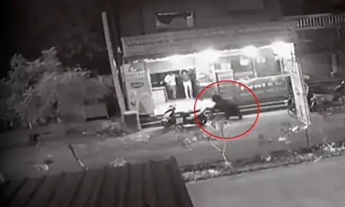 भालू ने की दुकान में घुसने की कोशिश , दहशत में है सुपर मार्केट परिसर के लोग