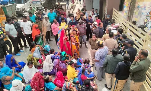 अमरावती में ठेका पद्धति पर काम करने वाली सैकड़ों महिला कामगारों को काम से हटाया अमरावती में ठेका पद्धति पर काम करने वाली सैकड़ों महिला कामगारों को काम से हटाया