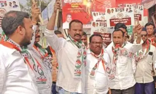 विधायक रोहित पवार के खिलाफ ईडी की कार्रवाई के विरोध में जोरदार प्रदर्शन