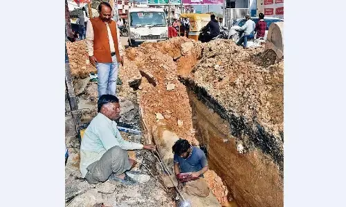 काँचघर चौक पर फूटी राइजिंग मेन लाइन, चार वार्डों में नहीं मिला पानी काँचघर चौक पर फूटी राइजिंग मेन लाइन, चार वार्डों में नहीं मिला पानी