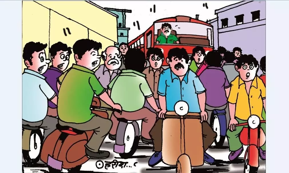 गन्ने से लदी ट्रॉली पलटने से लगा लम्बा जाम, घंटों परेशान हुए लोग गन्ने से लदी ट्रॉली पलटने से लगा लम्बा जाम, घंटों परेशान हुए लोग