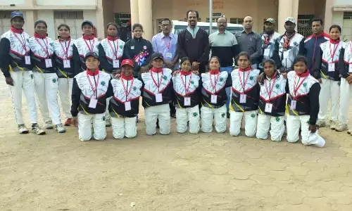 इंटर यूनिवर्सिटी स्पर्धा के लिए महिला क्रिकेट टीम रीवा रवाना